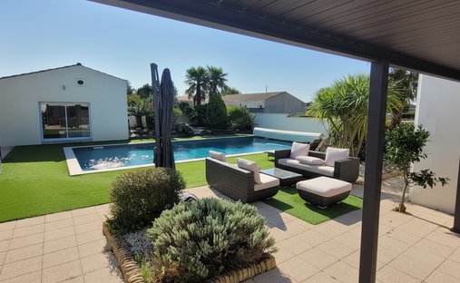 Castle for Sale in Saint-Jean-d'Angély, Nouvelle-Aquitaine, France