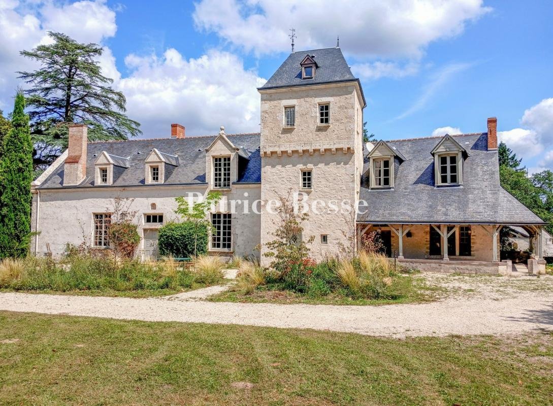 Le Rêve Renaissance: A Timeless Manor & Hidden Cottages in Loire’s Golden Light
