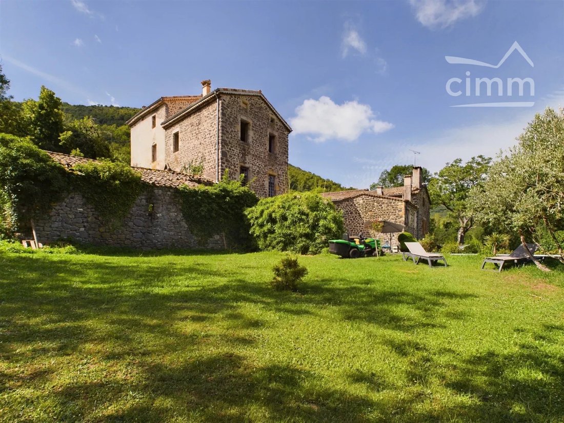Estate in Alissas, Auvergne-Rhône-Alpes, France 1 - 16265193