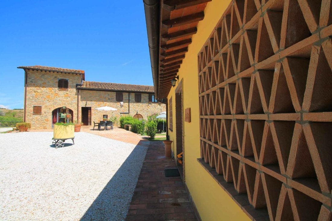 Farm Ranch in Montaione, Tuscany, Italy 2 - 16273322