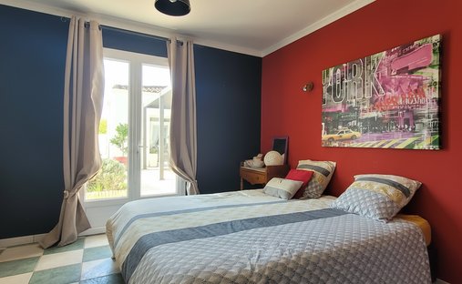 Castle for Sale in Saint-Jean-d'Angély, Nouvelle-Aquitaine, France