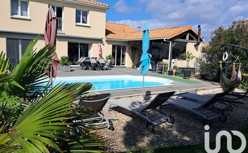 House in Saint-Mathurin, Pays de la Loire, France 1