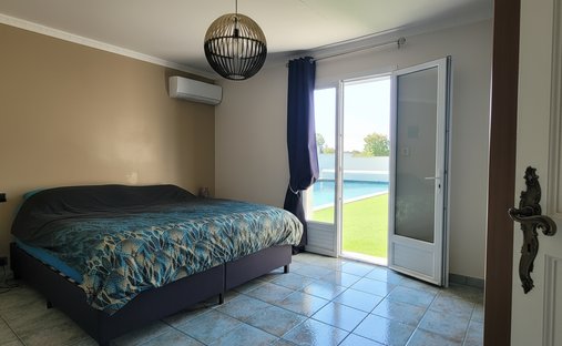 Castle for Sale in Saint-Jean-d'Angély, Nouvelle-Aquitaine, France