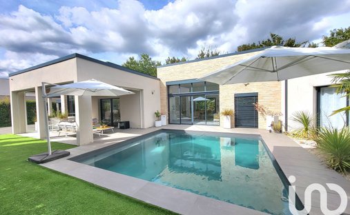 House in Saint-Cyr-sur-Loire, Centre-Val de Loire, France 1