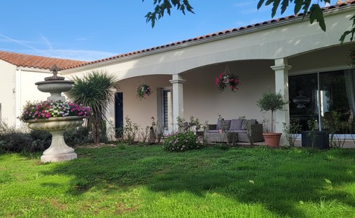Castle for Sale in Saint-Jean-d'Angély, Nouvelle-Aquitaine, France