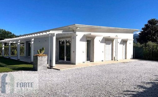 Villa in Ronchi, Massa, Italy 1