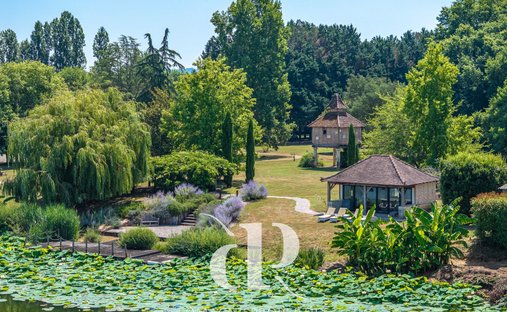 Near Villeneuve Sur Lot Magnificent Riverside Chateau With 6 Bedrooms And 8 Hectares Of Land