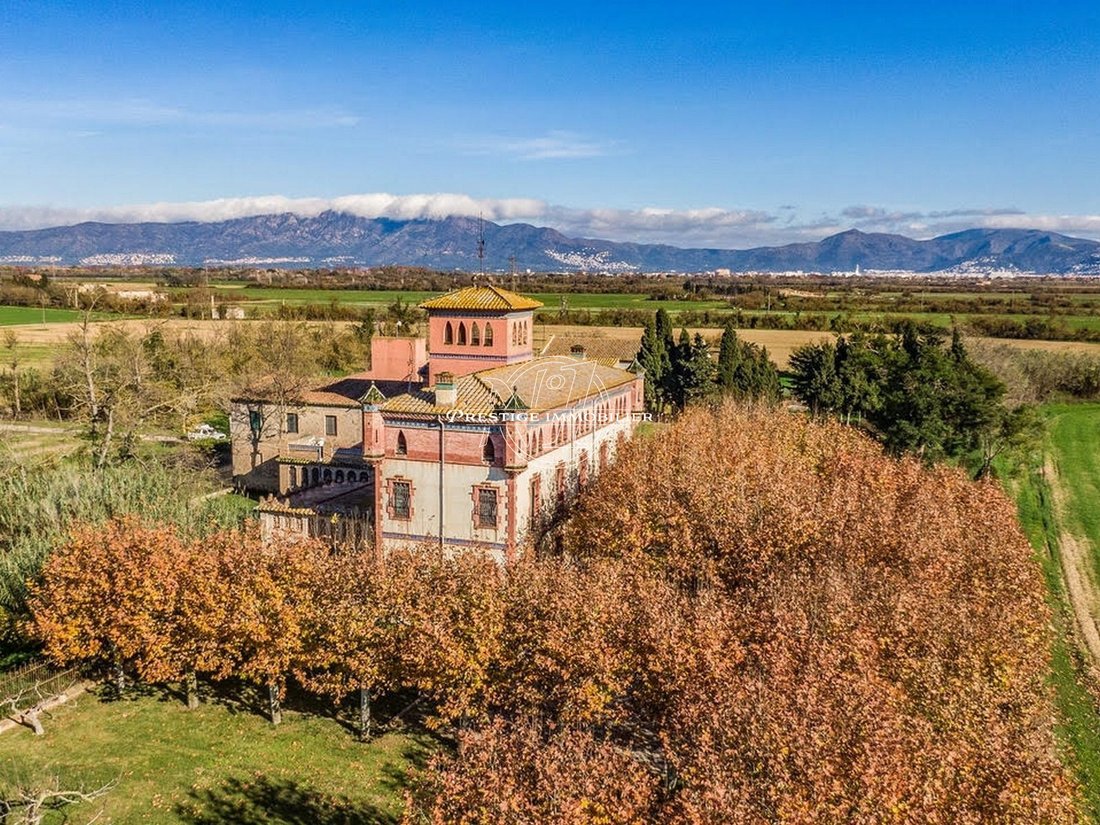 Whispers of the Empordà: A 1700s Modernist Masia in Nature’s Embrace