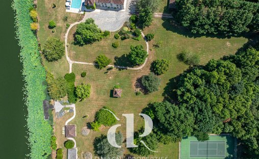 Near Villeneuve Sur Lot Magnificent Riverside Chateau With 6 Bedrooms And 8 Hectares Of Land