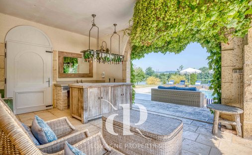 Near Villeneuve Sur Lot Magnificent Riverside Chateau With 6 Bedrooms And 8 Hectares Of Land