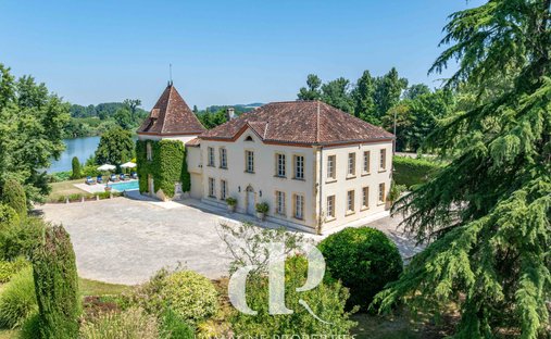 Near Villeneuve Sur Lot Magnificent Riverside Chateau With 6 Bedrooms And 8 Hectares Of Land