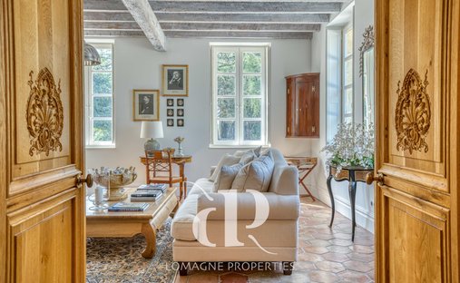 Near Villeneuve Sur Lot Magnificent Riverside Chateau With 6 Bedrooms And 8 Hectares Of Land