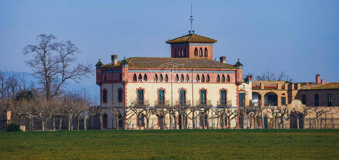 Whispers of the Empordà: A 1700s Modernist Masia in Nature’s Embrace
