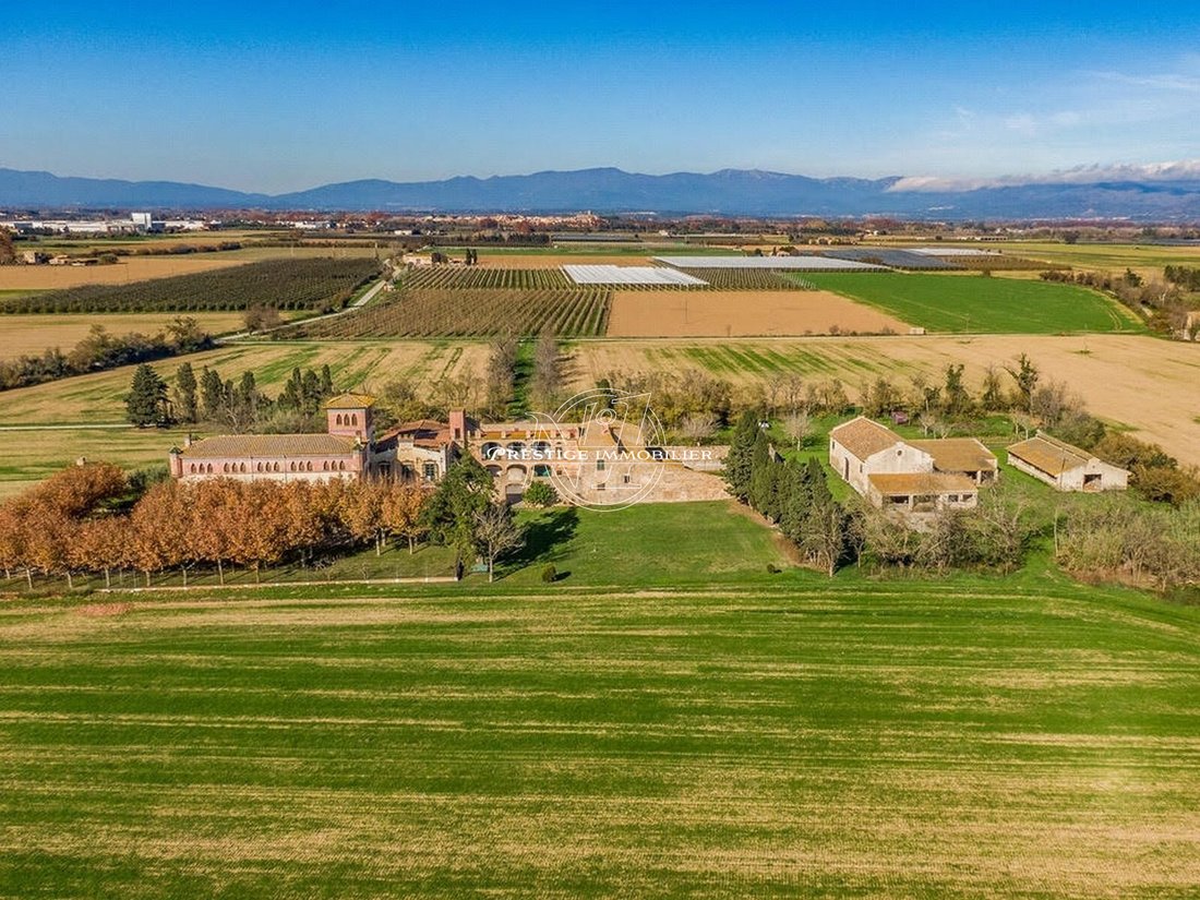 Whispers of the Empordà: A 1700s Modernist Masia in Nature’s Embrace