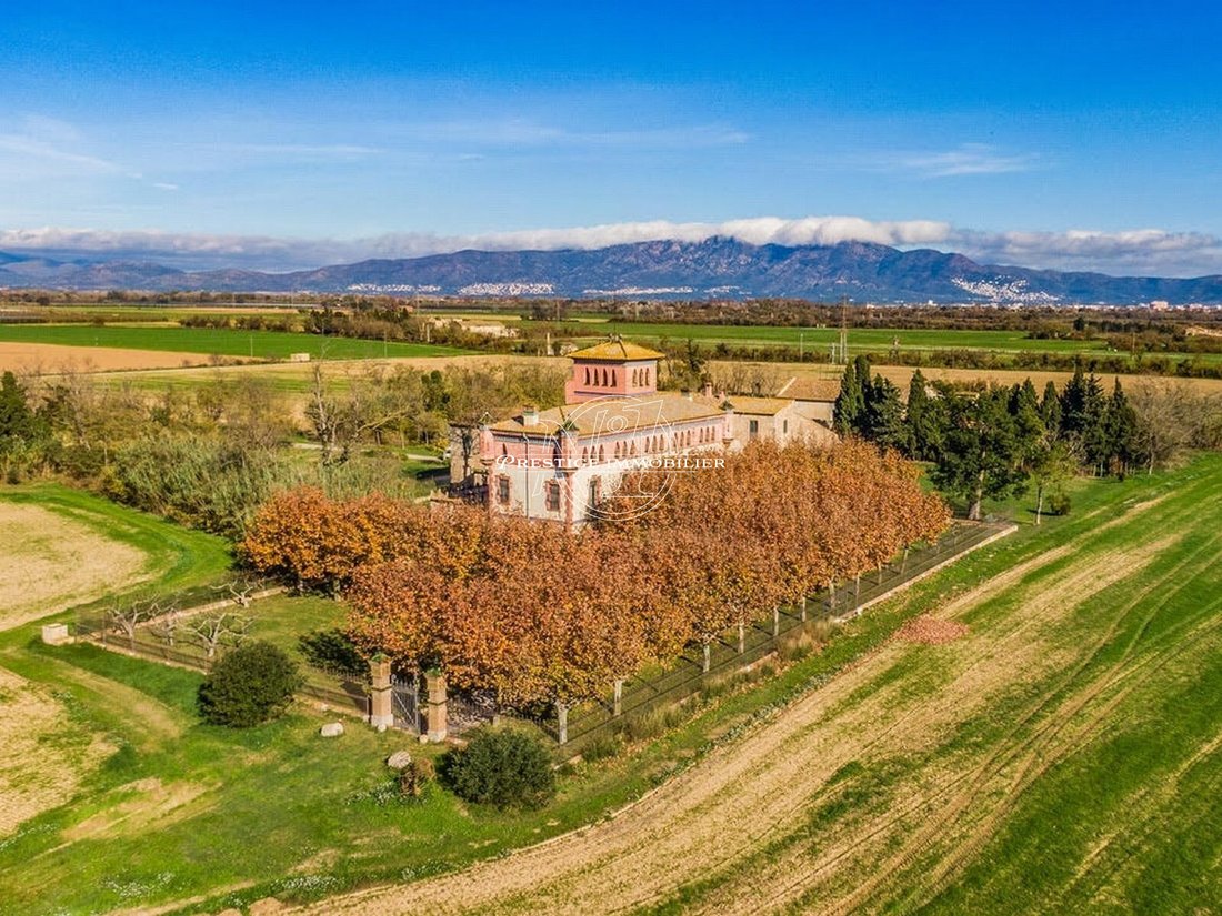Whispers of the Empordà: A 1700s Modernist Masia in Nature’s Embrace