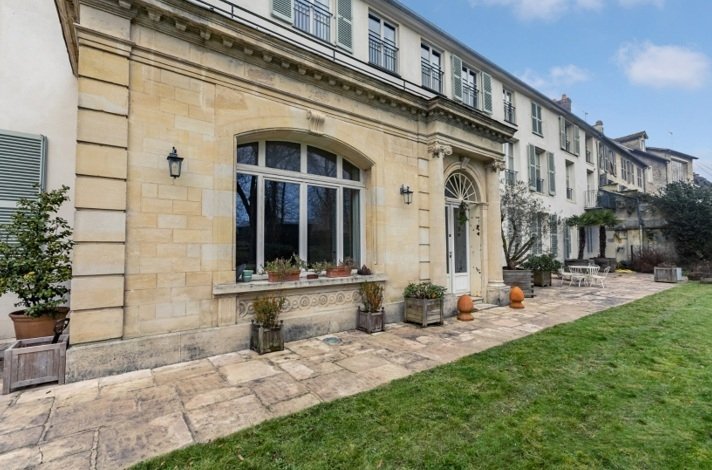 The Capuchin’s Whisper: A 17th-Century Cloister Reborn in Senlis’ Heart