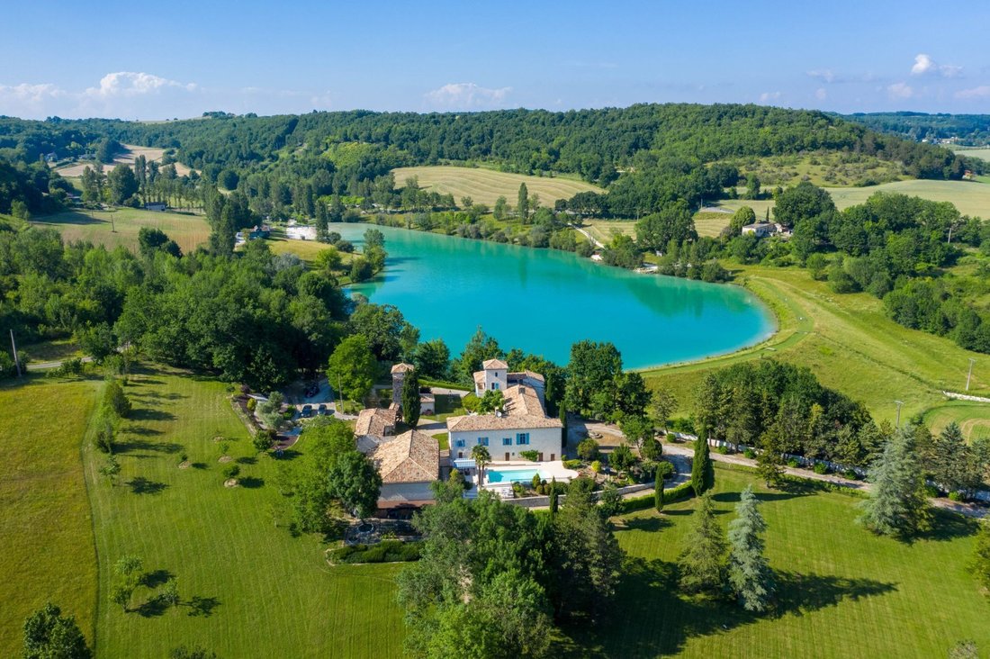 Estate in Montcuq-en-Quercy-Blanc, Occitania, France 1 - 16276802