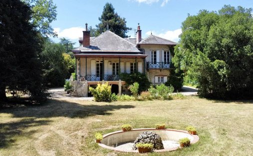 Elegant 18th Century Manor With Towers In The Heart Of Gascony