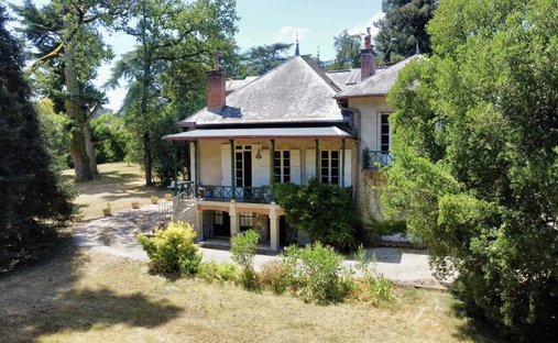 Elegant 18th Century Manor With Towers In The Heart Of Gascony
