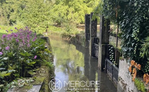 Beautiful Manoir In Enclosed Private Parkland Garden Close To Amenities In Melle, Close To Niort.