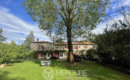 Beautiful Manoir In Enclosed Private Parkland Garden Close To Amenities In Melle, Close To Niort.