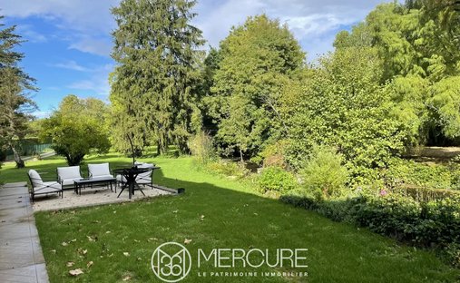 Beautiful Manoir In Enclosed Private Parkland Garden Close To Amenities In Melle, Close To Niort.