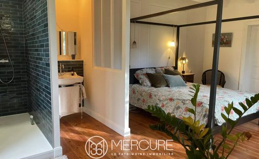 Beautiful Manoir In Enclosed Private Parkland Garden Close To Amenities In Melle, Close To Niort.