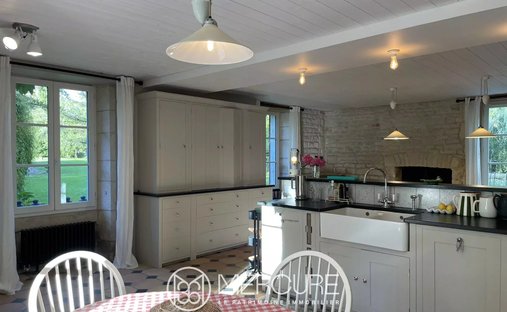 Beautiful Manoir In Enclosed Private Parkland Garden Close To Amenities In Melle, Close To Niort.
