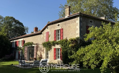 Beautiful Manoir In Enclosed Private Parkland Garden Close To Amenities In Melle, Close To Niort.