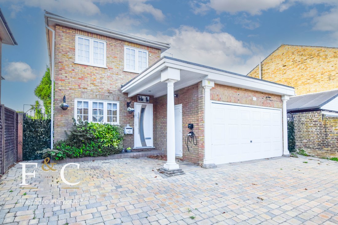 House in Cheshunt, England 2 - 16279649