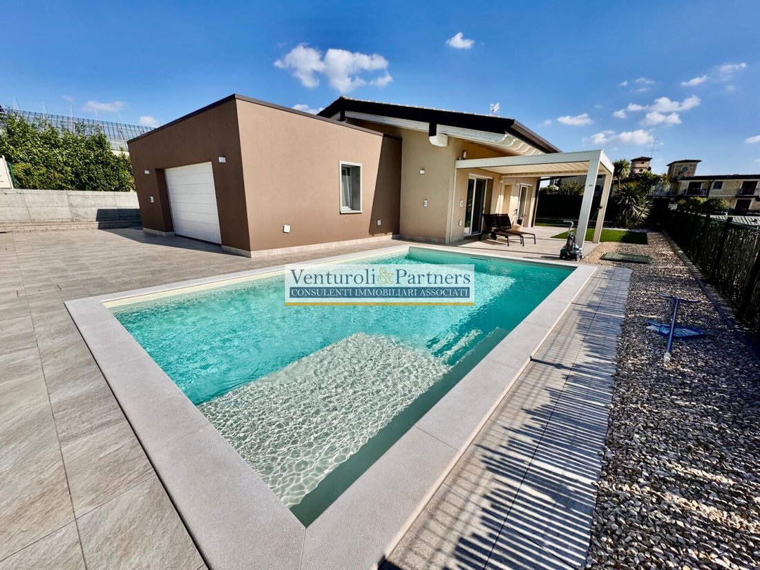 Villa in Castel Venzago, Lonato del Garda, Lombardy 1 - 16280180