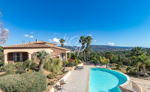 Estate in Nord Est, Bormes-les-Mimosas, France 1