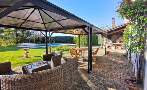 Castle for Sale in Bourg-en-Bresse, Auvergne-Rhône-Alpes, France