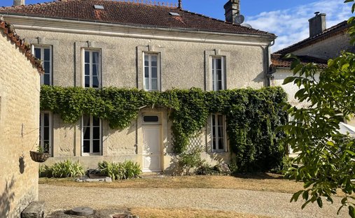 House in Saint-Pierre-de-Juillers, Nouvelle-Aquitaine, France 1