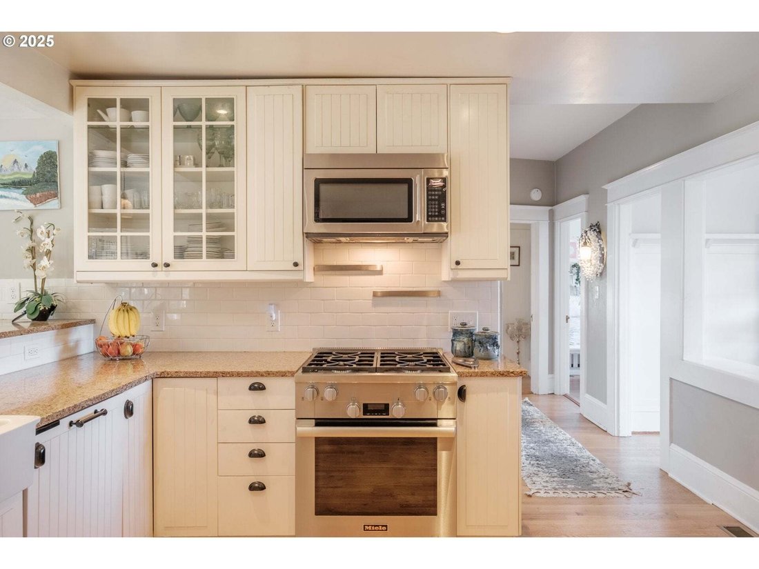 House in Lake Oswego, Oregon, United States 2 - 16290647