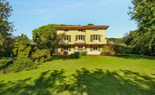 Villa in Ronchi, Massa, Italy 1