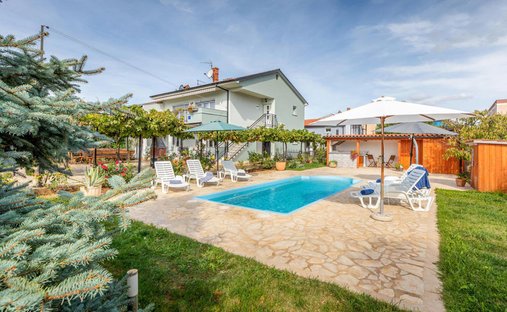 Villa in Mjesni odbor Kastanjer, Grad Pula, Gespanschaft Istrien 1