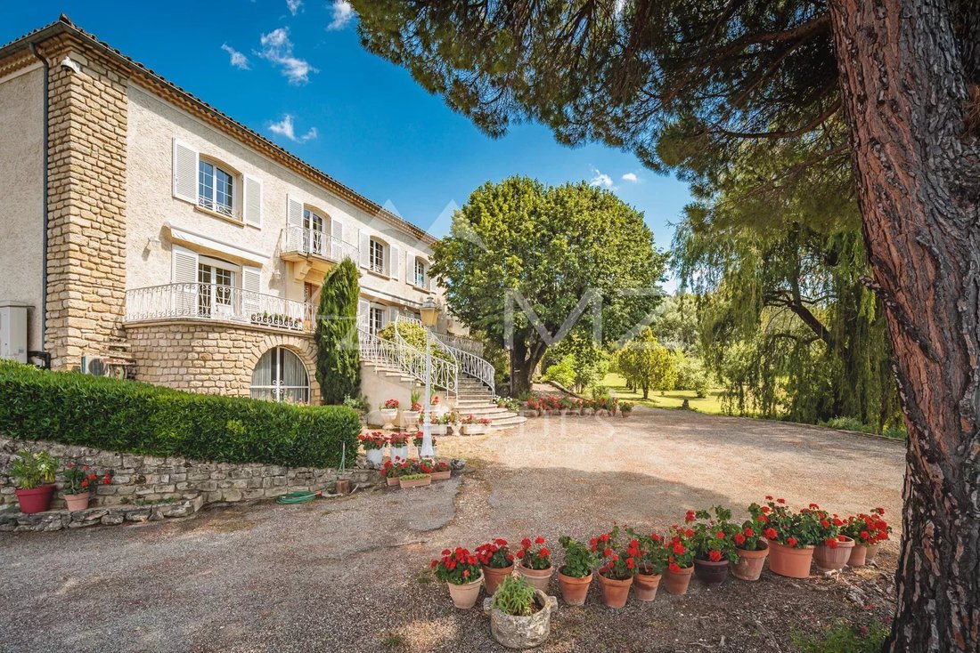 Estate in Apt, Provence-Alpes-Côte d'Azur, France 1 - 14444007
