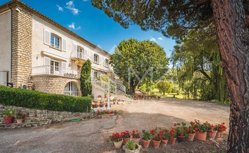 Estate in Apt, Provence-Alpes-Côte d'Azur, France 1