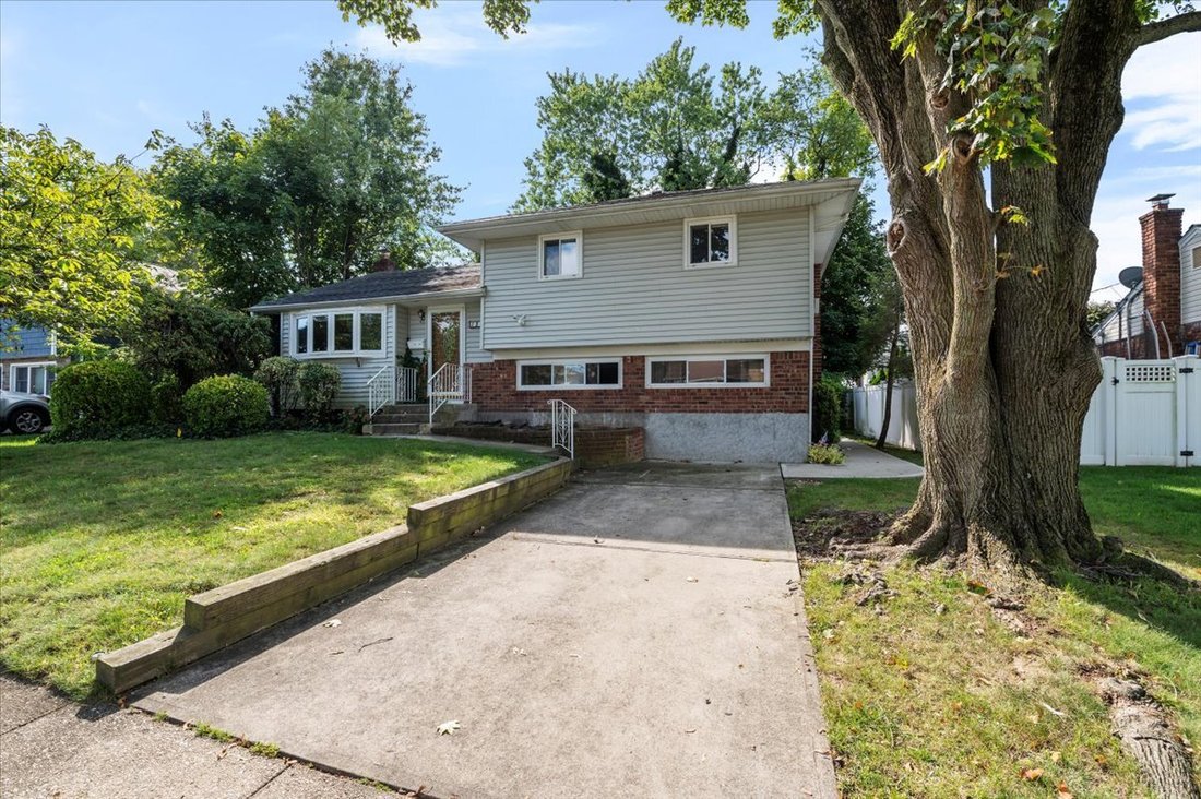 House in Plainview, New York, United States 2 - 16295919