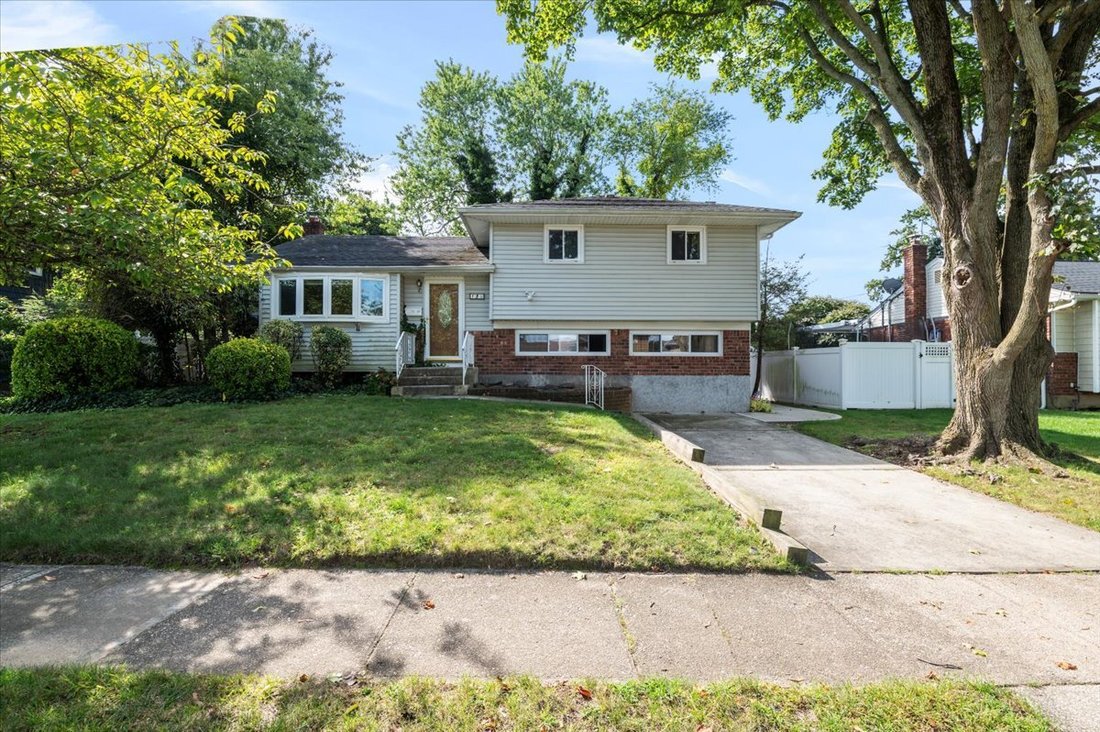 House in Plainview, New York, United States 1 - 16295919