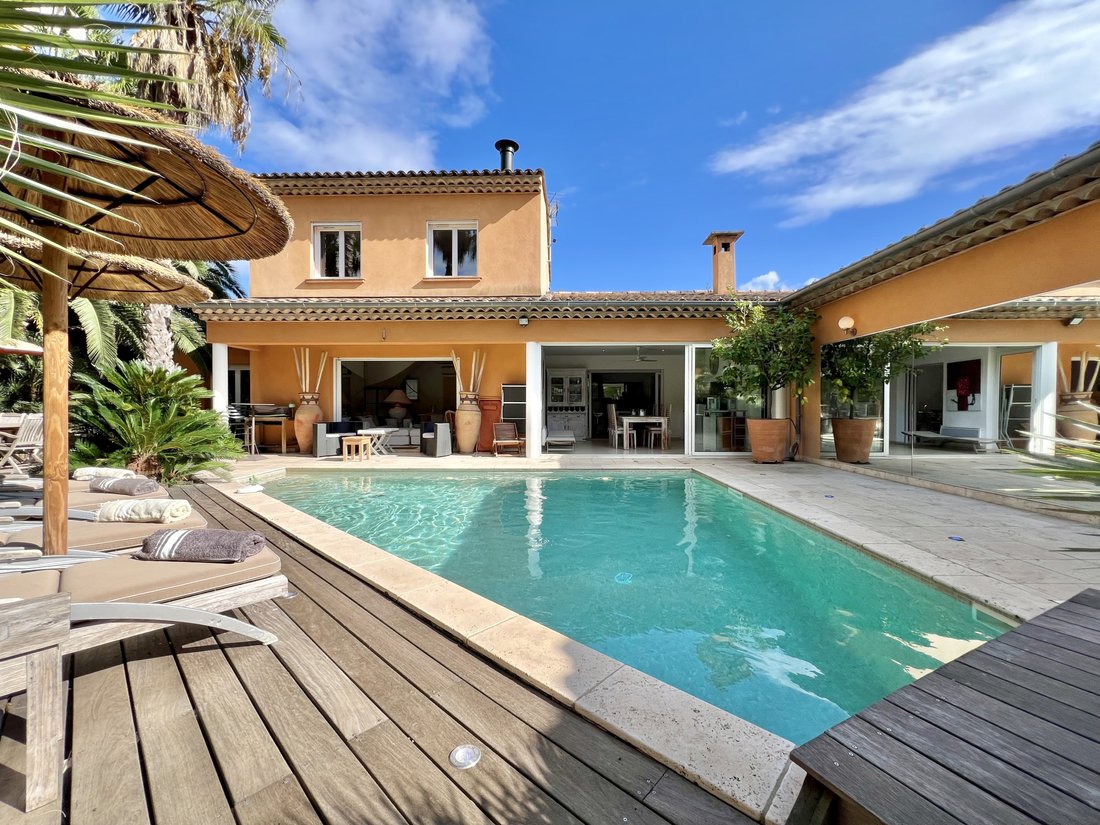 Villa in Ville-Les Saquedes-Le Bouillonnet, Sainte-Maxime, France 1 - 16296711
