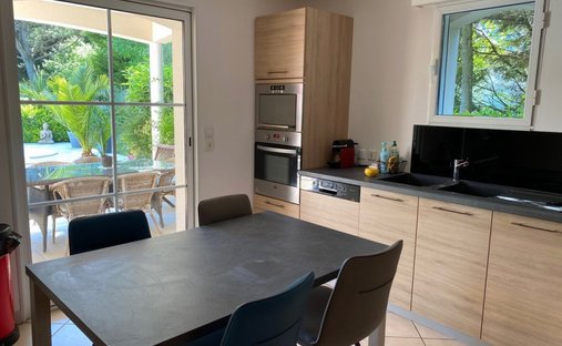 House 379m² Living Space, Great Comfort And Geothermal Energy