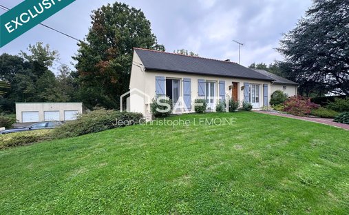 At The Gates Of Vitré Castle Of 12200 M² Land Of More Than 5 Ha