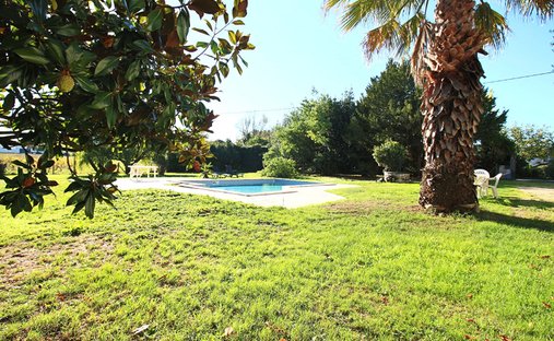Castle for Sale in Saint-Loubès, Nouvelle-Aquitaine, France