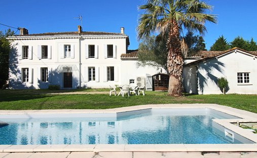 Castle for Sale in Saint-Loubès, Nouvelle-Aquitaine, France