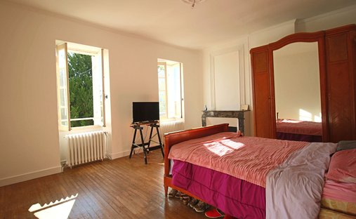 Castle for Sale in Saint-Loubès, Nouvelle-Aquitaine, France