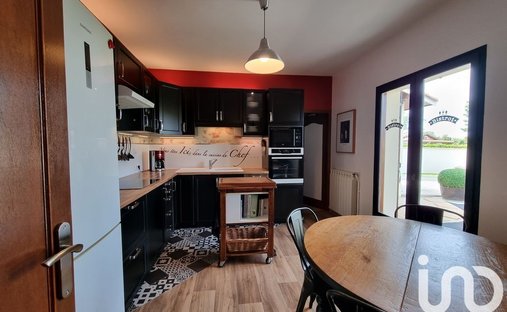 Castle for Sale in Saint-Loubès, Nouvelle-Aquitaine, France