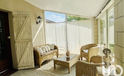 Castle for Sale in Saint-Loubès, Nouvelle-Aquitaine, France