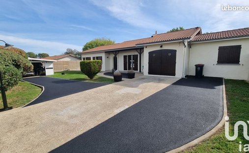 Castle for Sale in Saint-Loubès, Nouvelle-Aquitaine, France